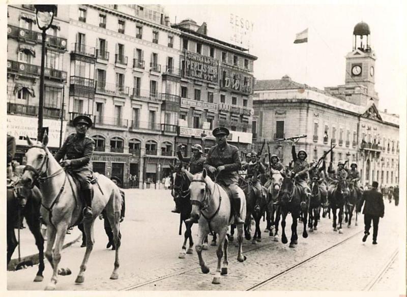 Entrada en Madrid artilleros del Regimiento de Artillería Ligera nº 1 de Getafe